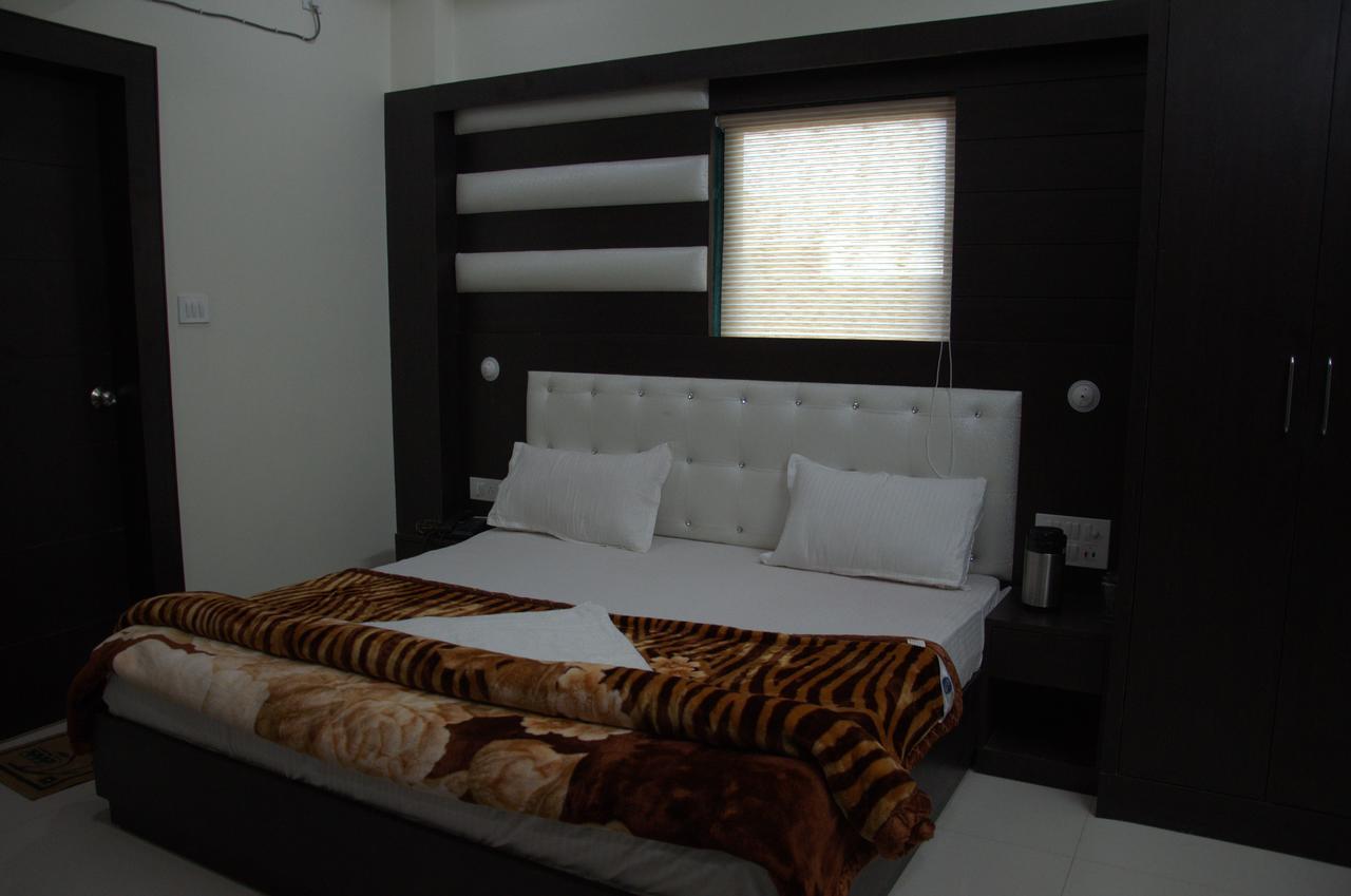 Hotel Mahabir Inn Mathura Exteriör bild